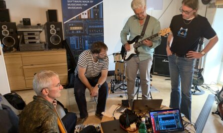 Guitar players (friendly) invasion at the Blue Cat Audio secret lab!